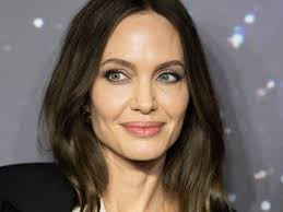 Angelina Jolie – Actrice, cinéaste et humanitaire américaine connue pour ses rôles dans des films tels que « Maléfique » et « Une vie volée », pour lesquels elle a remporté un Oscar.