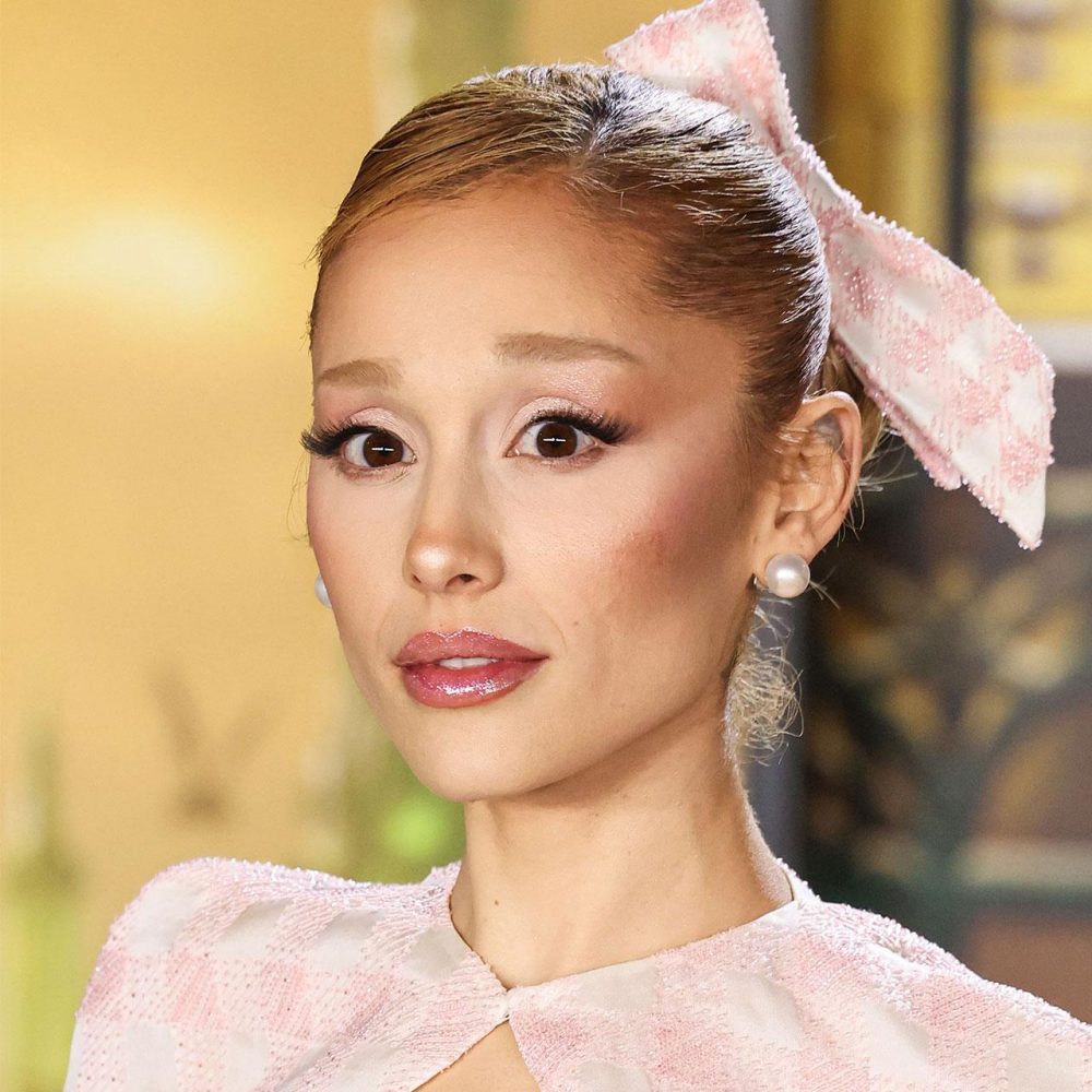 Ariana Grande – Chanteuse, compositrice et actrice américaine, elle est devenue célèbre grâce à son rôle dans la série télévisée « Victorious » et a connu un énorme succès avec des albums à succès comme « Thank U, Next ».