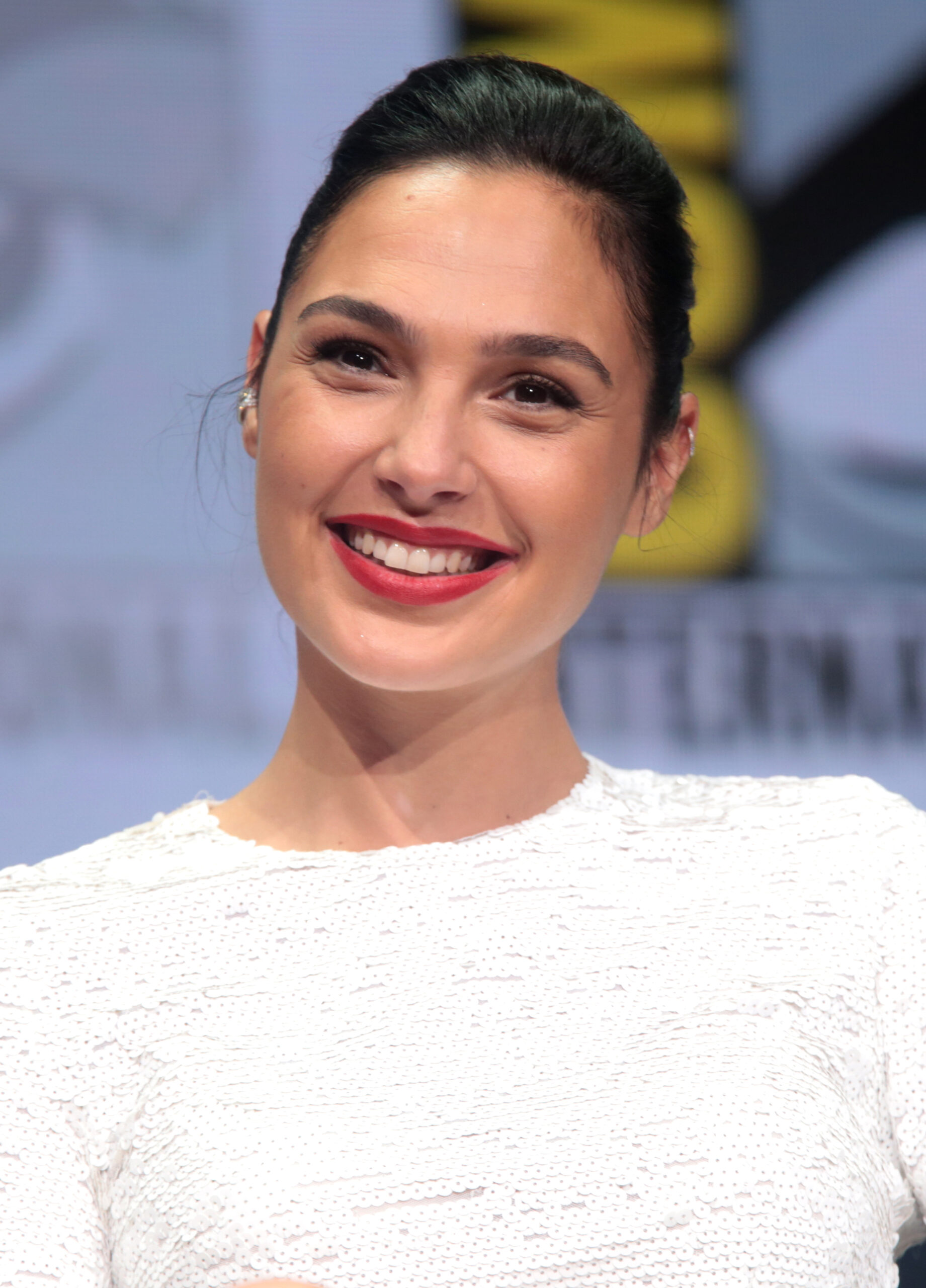 Gal Gadot – Actrice et mannequin israélienne, surtout connue pour son interprétation de Wonder Woman dans l’univers étendu de DC. Elle a également joué dans des films comme « Fast & Furious » et « Red Notice ».