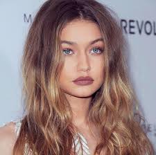 Gigi Hadid – Un mannequin américain et une personnalité de la télévision connue pour son travail dans la haute couture et ses campagnes pour des marques comme Victoria’s Secret, ainsi que pour ses apparitions dans des émissions de télé-réalité.