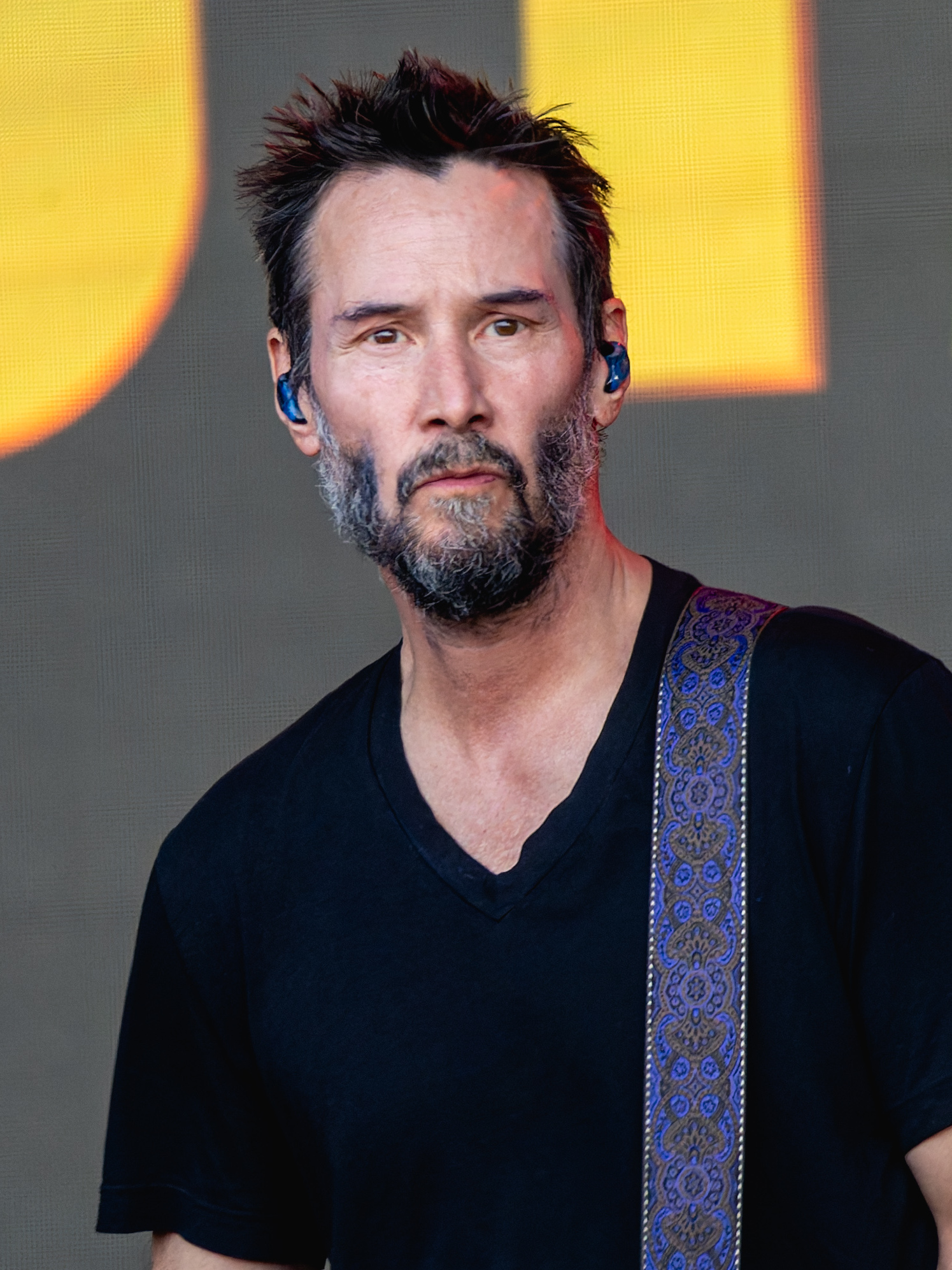 Keanu Reeves – Acteur canadien connu pour ses rôles dans la série Matrix et John Wick. Il est également connu pour sa personnalité humble et sa gentillesse hors écran.