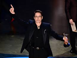Robert Downey Jr. – Un acteur américain connu pour son rôle d’Iron Man dans l’univers cinématographique Marvel, ainsi que pour ses performances acclamées par la critique dans des films comme « Sherlock Holmes » et « Chaplin ».